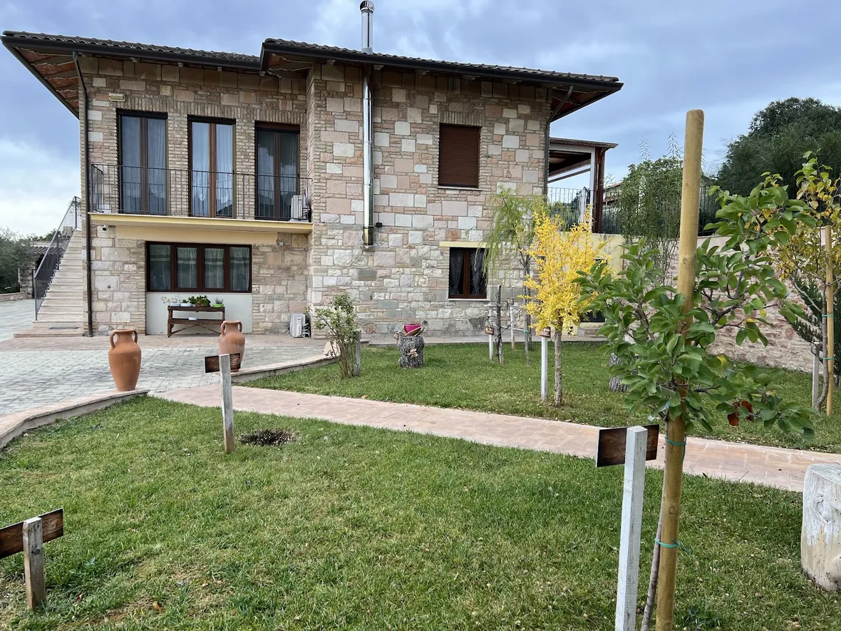 Il prato davanti alla casa con la piscina sul fondo