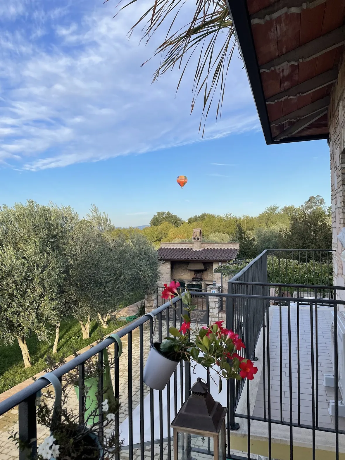 Una mongolfiera sulla valle vista dal terrazzo della casa