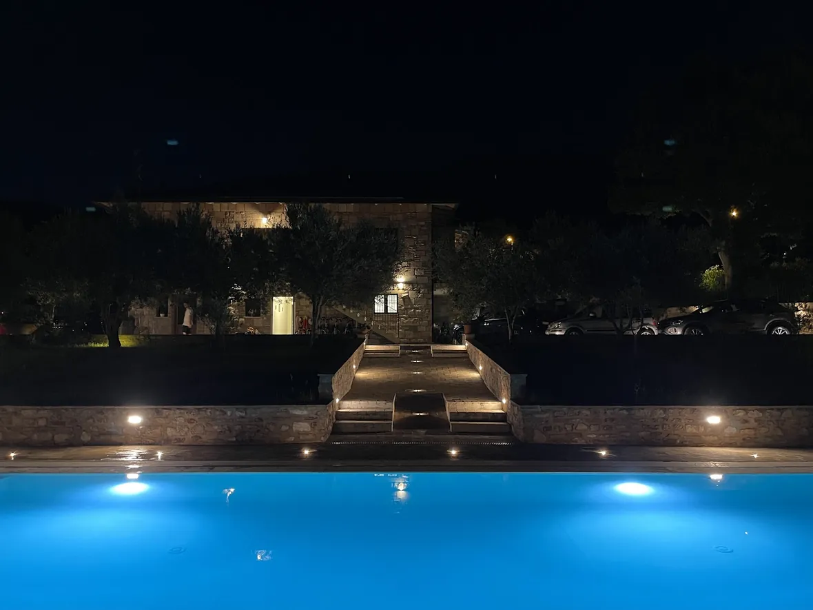 La piscina illuminata di sera