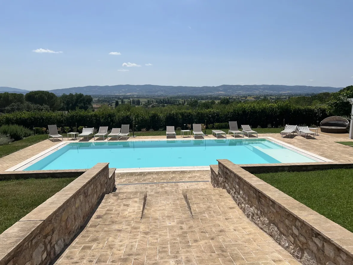 La piscina a sfioro vista dai gradini in pietra