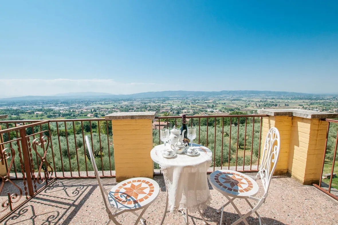 Il tavolino sul terrazzo con la vista sulla pianura