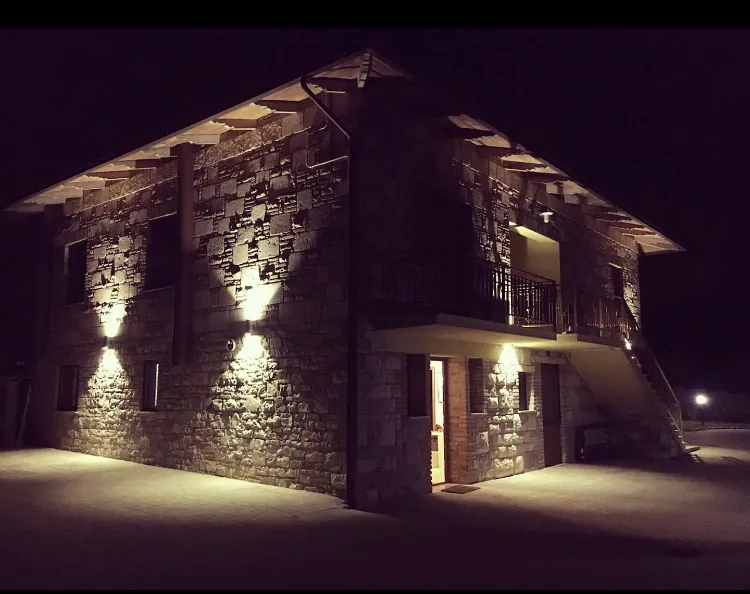 La casa in pietra illuminata di notte