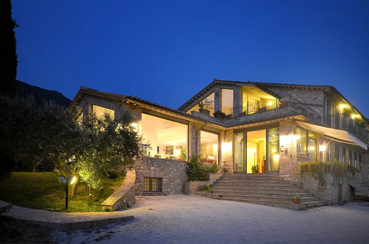 La casa illuminata al tramonto vista dal prato